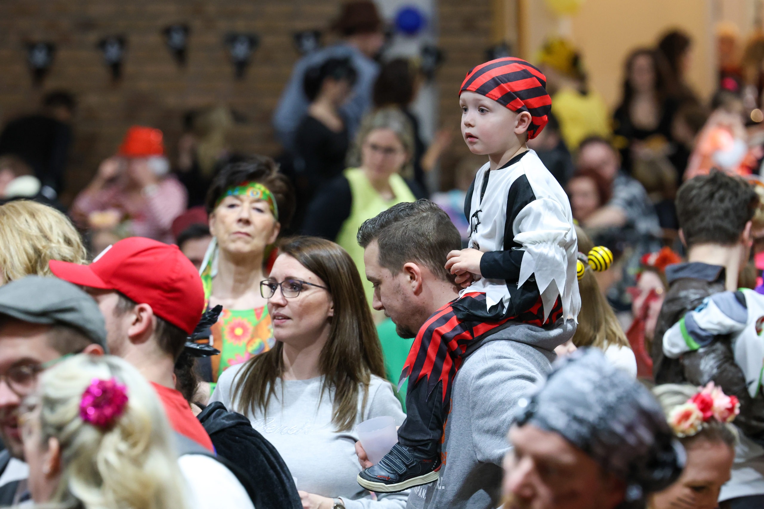 Kinderkarneval des Ohligser Turnverein 1888 e.V, Festhalle Ohligs 04.02. 15:11
im Bild:
bunte, lustige, aussergewoehnliche  Kostueme, Freude, Angst, lustige Kinder beim Kinderkarneval des OTV Spannung ist angesagt