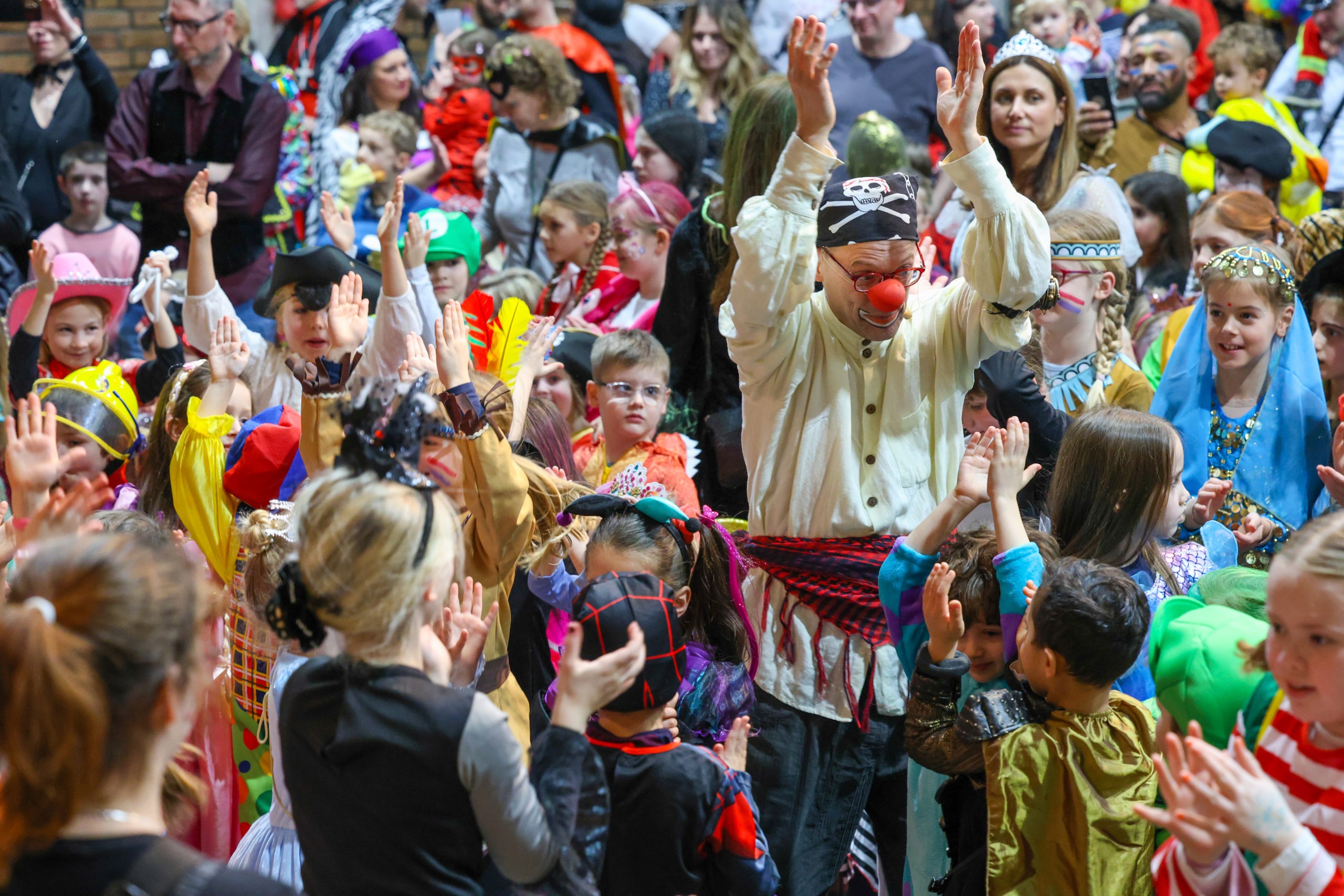 Kinderkarneval des Ohligser Turnverein 1888 e.V, Festhalle Ohligs 04.02. 15:11
im Bild:
bunte, lustige, aussergewoehnliche  Kostueme, Freude, Angst, lustige Kinder beim Kinderkarneval des OTV Clown Oetti bei den Kindern